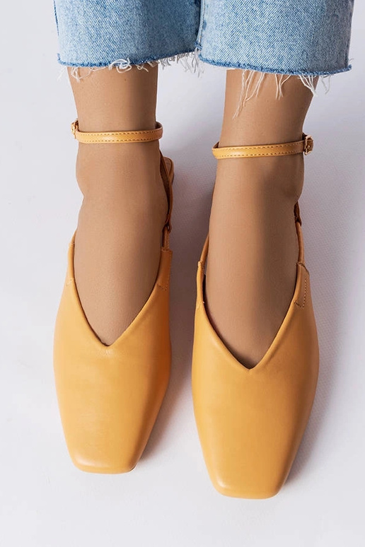 Beige Sandalen mit geschlossener... Beige Sandalen mit geschlossener...