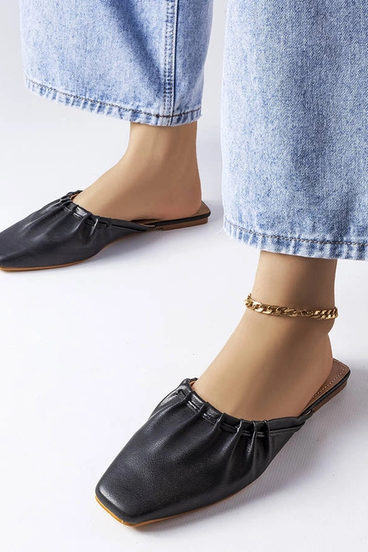 Schwarze Pantoletten mit gerüschter... Schwarze Pantoletten mit gerüschter...