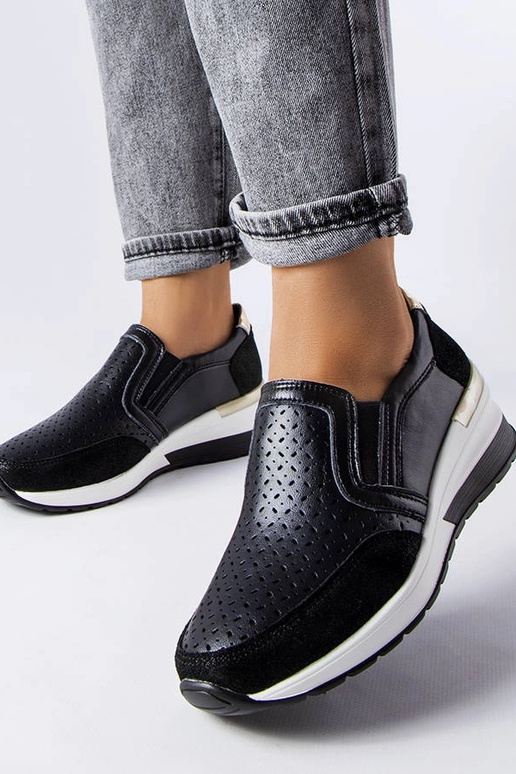 Schwarze durchbrochene Keil-Sneaker...