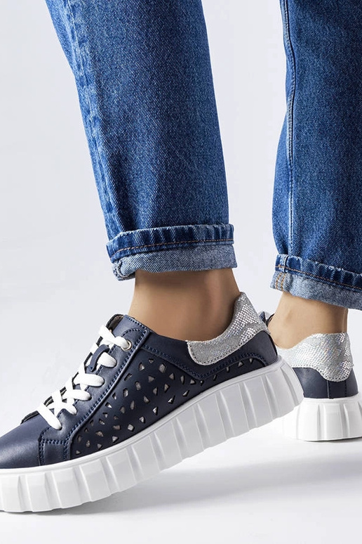 Dunkelblaue Sportschuhe mit... Dunkelblaue Sportschuhe mit...