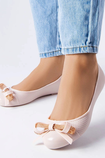 Beige Ballerinas mit Harlingen-Schleife verziert