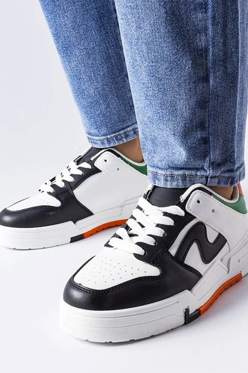 Schwarze und weiße Schuhe mit dicker Sohle Harter