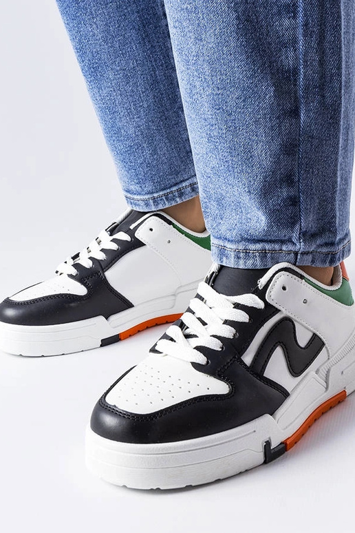 Schwarze und weiße Schuhe mit dicker...