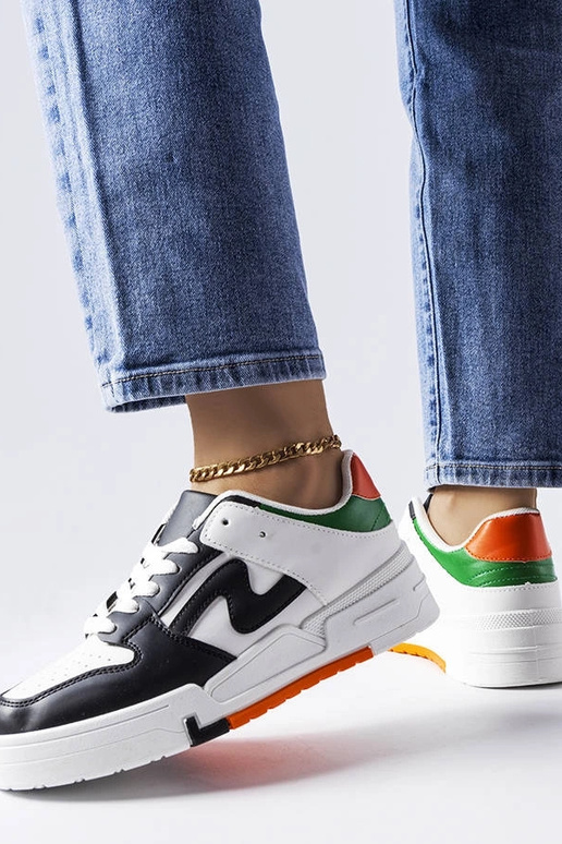 Schwarze und weiße Schuhe mit dicker...