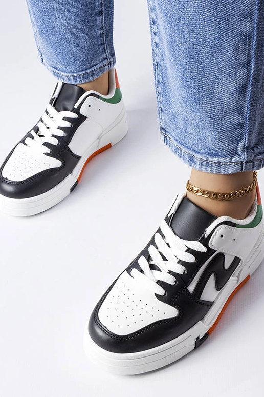 Schwarze und weiße Schuhe mit dicker...