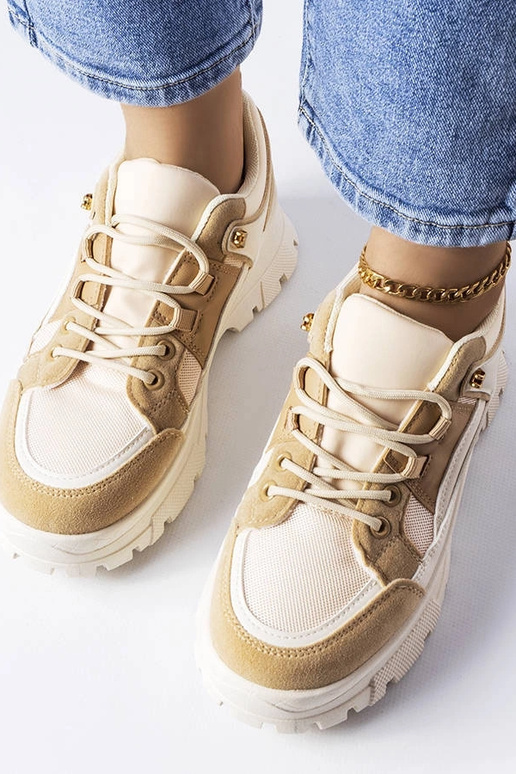 Braune Sportschuhe mit gemusterter... Braune Sportschuhe mit gemusterter...