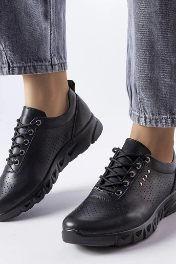 Schwarze Schuhe aus...