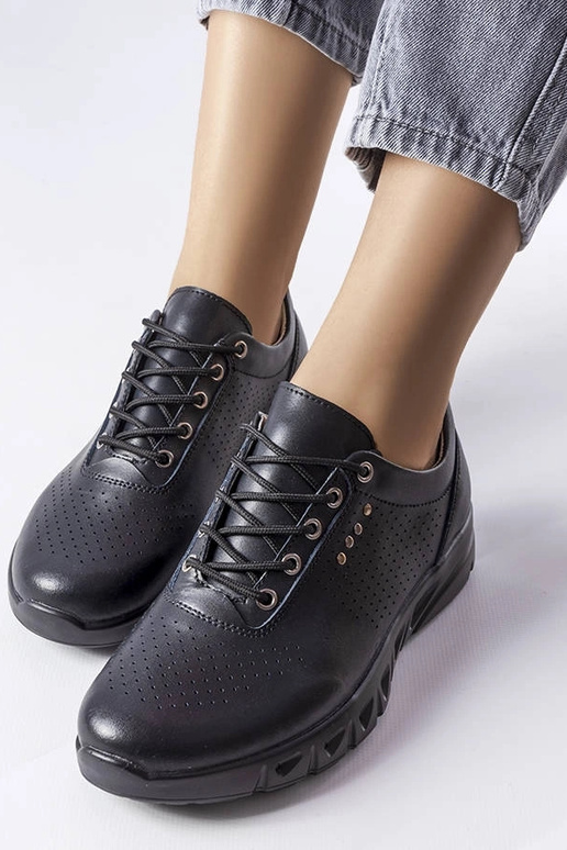 Schwarze Schuhe aus durchbrochenem...