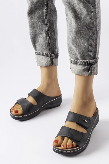 Schwarze Pantoletten mit...