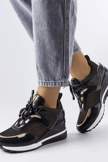 Schwarz-goldene Sportschuhe...