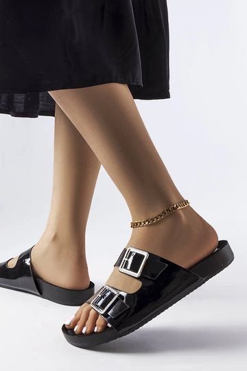 Flip-Flops mit Norcross-Schnalle aus schwarzem Lackleder 2