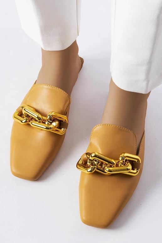 Braune Flip-Flops mit Kettendetail... Braune Flip-Flops mit Kettendetail...