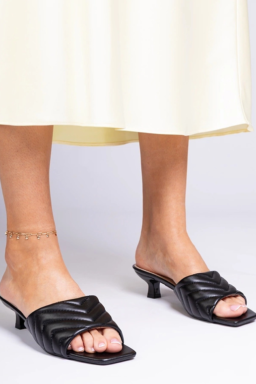 Schwarze Pantoletten mit niedrigem...