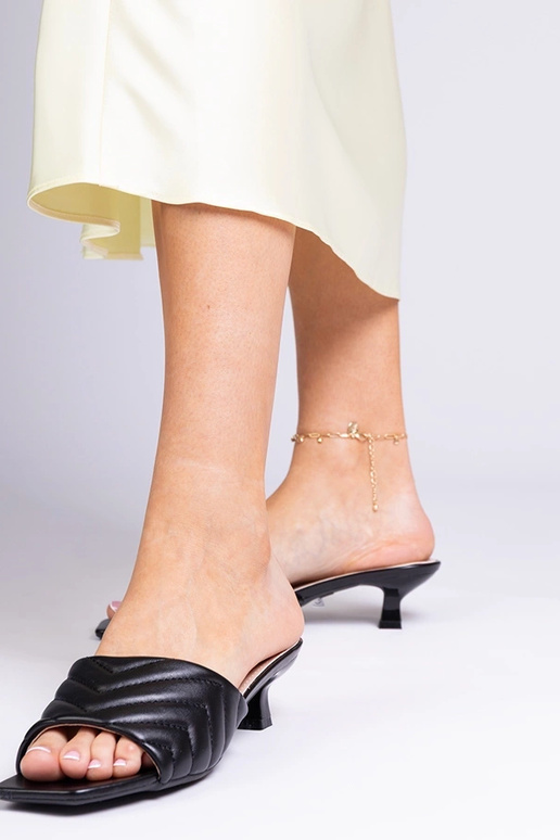 Schwarze Pantoletten mit niedrigem...