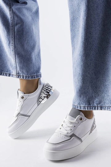 Weiße Sneaker auf der...