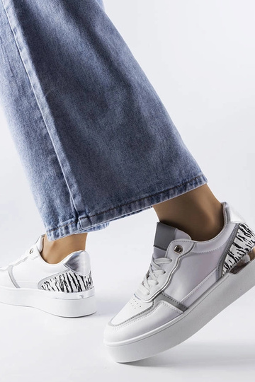 Weiße Sneaker auf der Tooele-Plattform 2