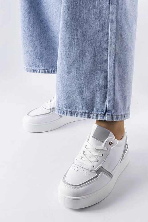 Weiße Sneaker auf der Tooele-Plattform Weiße Sneaker auf der Tooele-Plattform