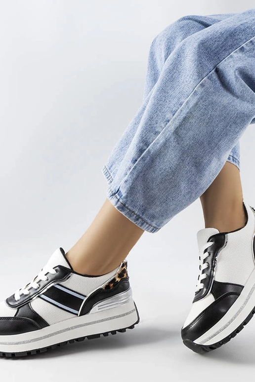 Schwarze Sneakers mit...