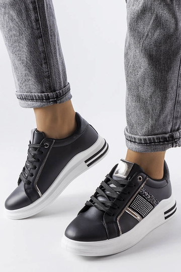 Schwarze Sneakers verziert mit Xarles-Zirkonen