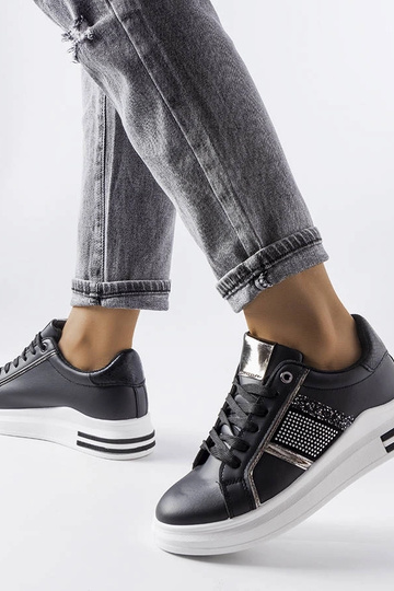 Schwarze Sneakers verziert... 2