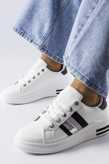 Schwarz-weiße Sportschuhe...