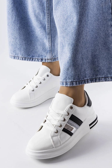 Schwarz-weiße Sportschuhe... 2