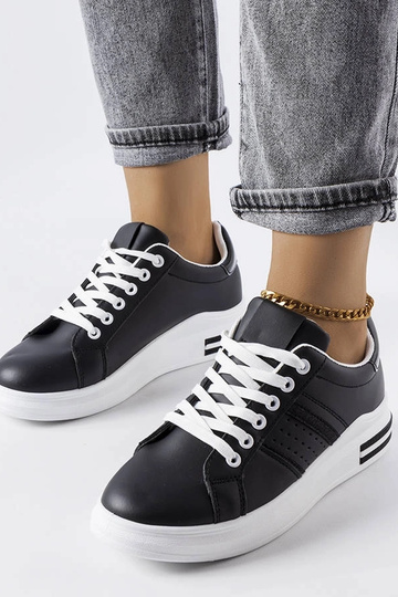 Schwarze Plateau-Sneakers...