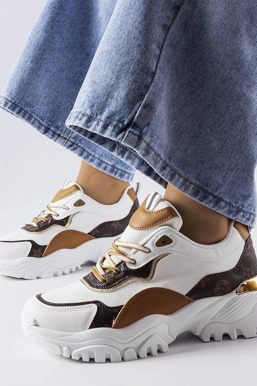 Weiße Sportschuhe auf unregelmäßiger...