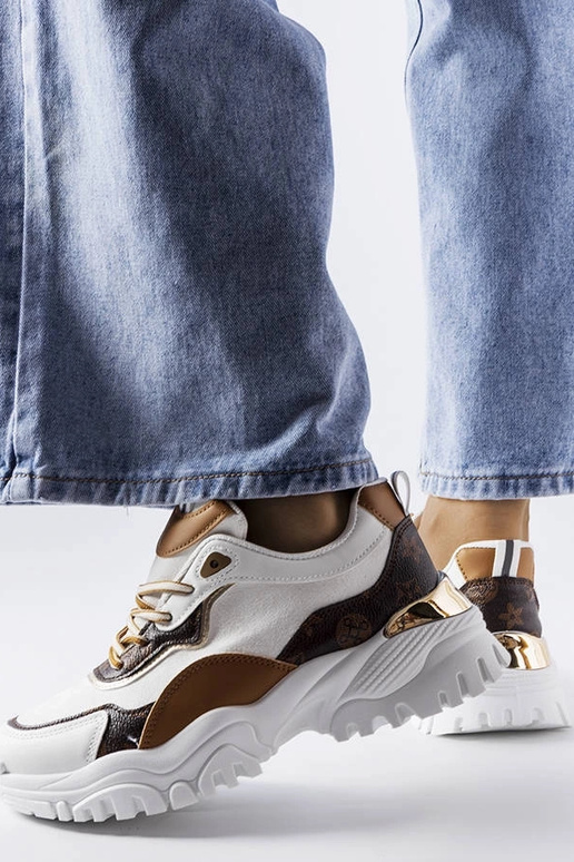 Weiße Sportschuhe auf unregelmäßiger...