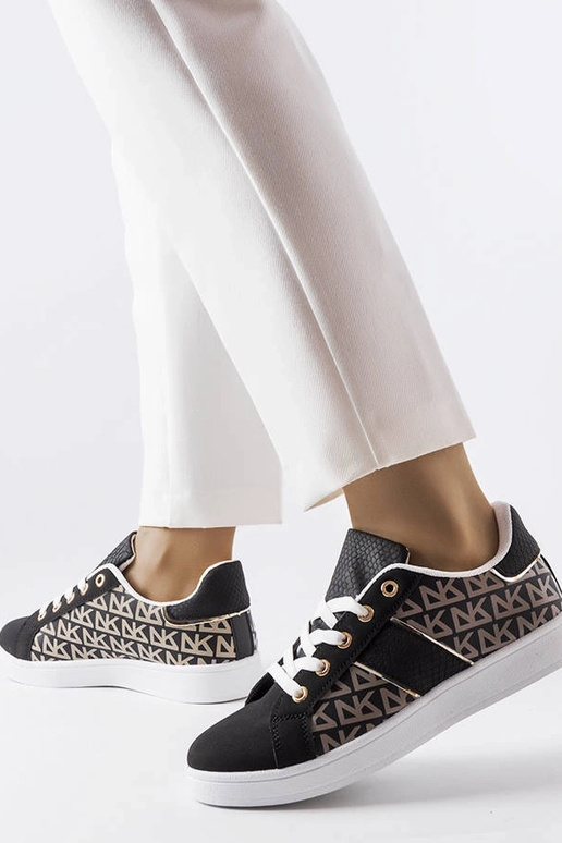 Schwarze Sneaker verziert mit dem...