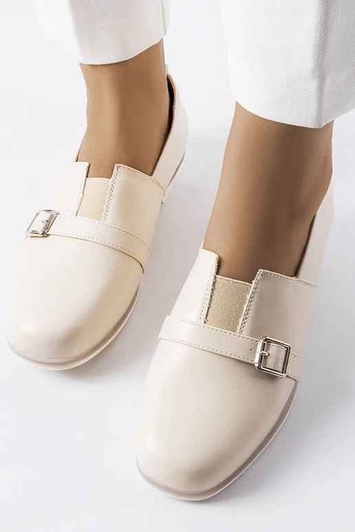 Sandfarbene Halbschuhe mit... Sandfarbene Halbschuhe mit...