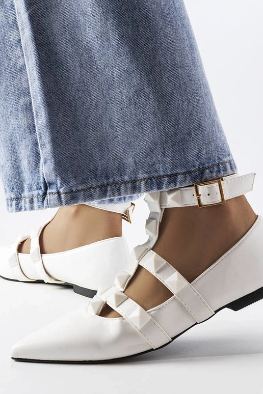 Weiße Ballerinas mit spektakulärer... Weiße Ballerinas mit spektakulärer...