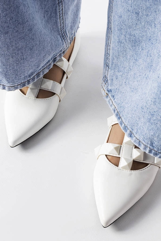 Weiße Ballerinas mit spektakulärer... Weiße Ballerinas mit spektakulärer...