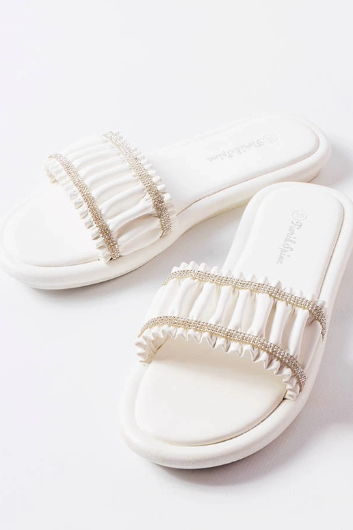 Weiße Pantoletten mit Rüschen und...