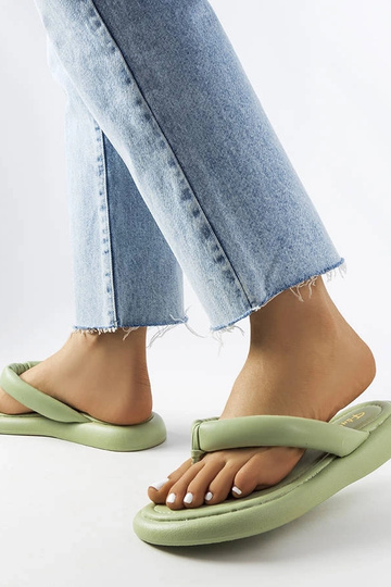 Grüne, klobige Flip-Flops...