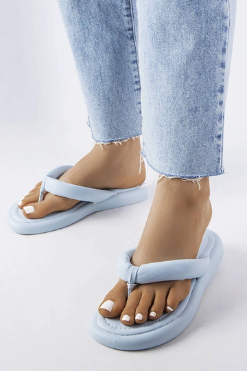 Blaue, klobige Flip-Flops...