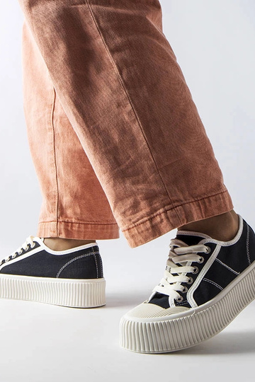 Schwarze Plateau-Sneakers... 2