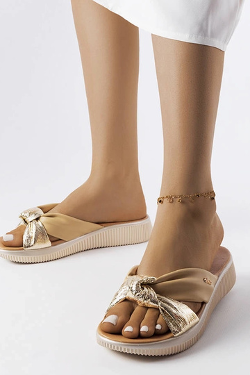Beige und goldene Wedges...