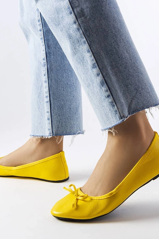 Gelbe Ballerinas mit Schleife,... Gelbe Ballerinas mit Schleife,...