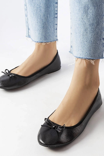 Schwarze Ballerinas mit Vaillancour-Schleife verziert