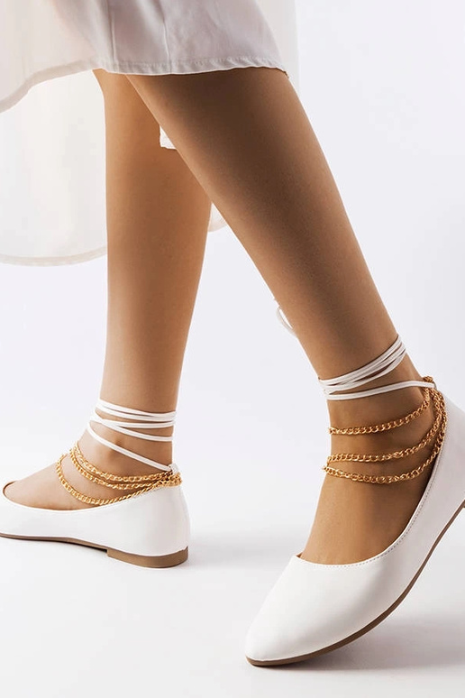 Weiße Ballerinas mit Zierschließe Donat Weiße Ballerinas mit Zierschließe Donat