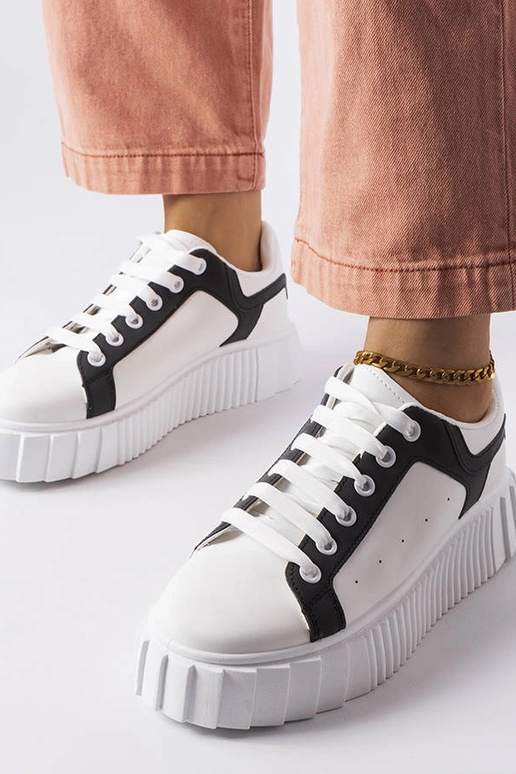 Weiße Sneaker auf der Gosselin-Plattform