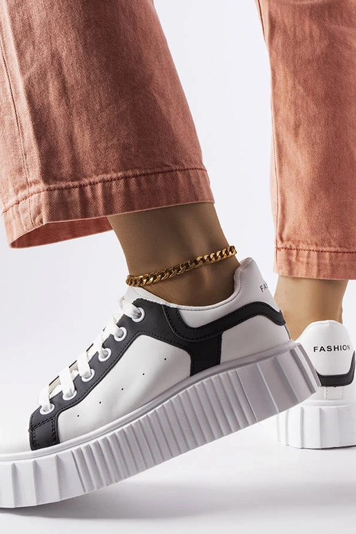 Weiße Sneaker auf der Gosselin-Plattform