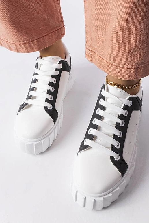 Weiße Sneaker auf der Gosselin-Plattform