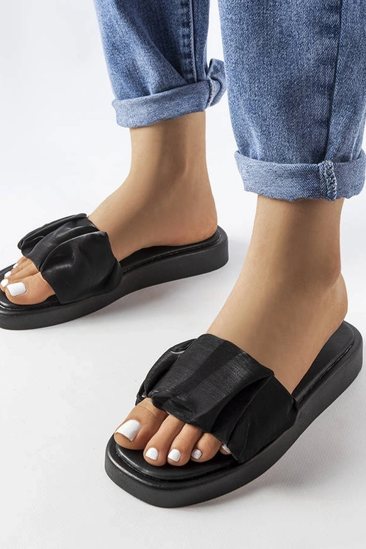 Schwarze Flip-Flops mit Rüschen... Schwarze Flip-Flops mit Rüschen...