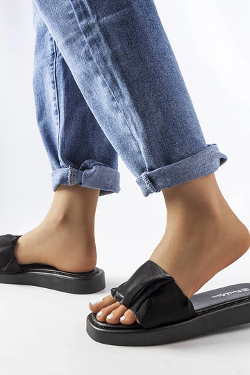Schwarze Flip-Flops mit Rüschen „Boulevard“ 2
