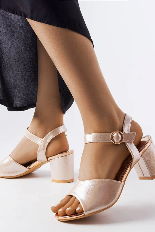 Vinceza – Goldene Sandalen mit Absatz