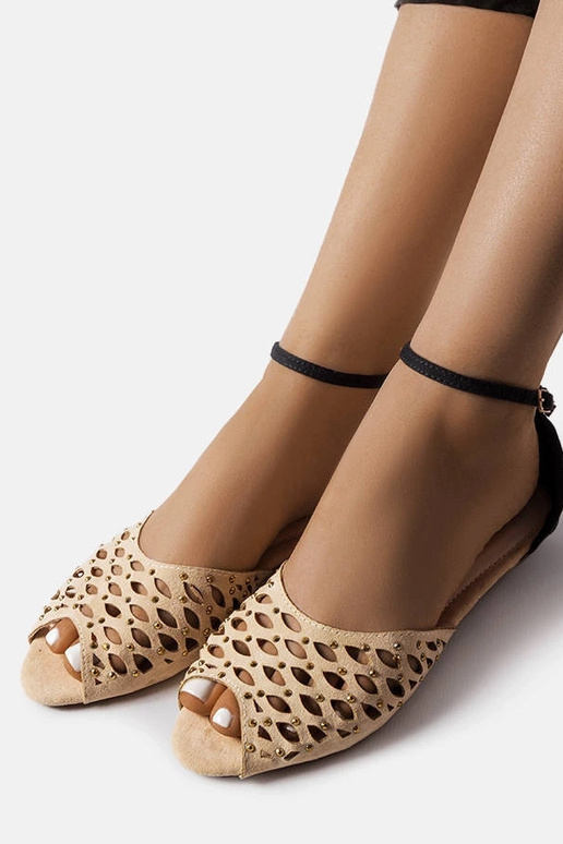 Beige durchbrochene Sandalen mit... Beige durchbrochene Sandalen mit...