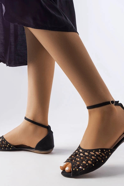 Schwarze durchbrochene Sandalen mit... Schwarze durchbrochene Sandalen mit...