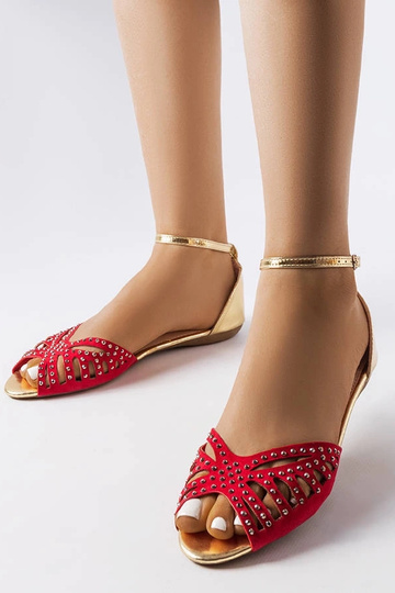Rote durchbrochene Sandalen...